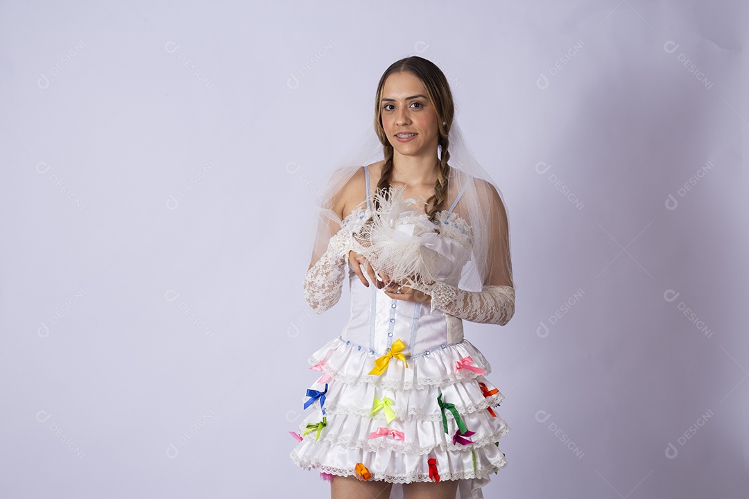Jovem vestida de noiva para quadrilha junina