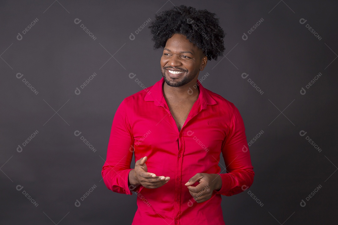 Homem de vermelho e cabelos cacheado