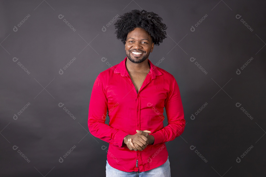 Homem modelo bonito de cabelos cacheado