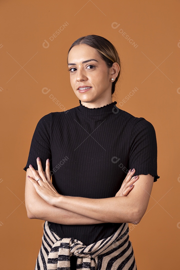Mulher loira bonita com braços cruzados