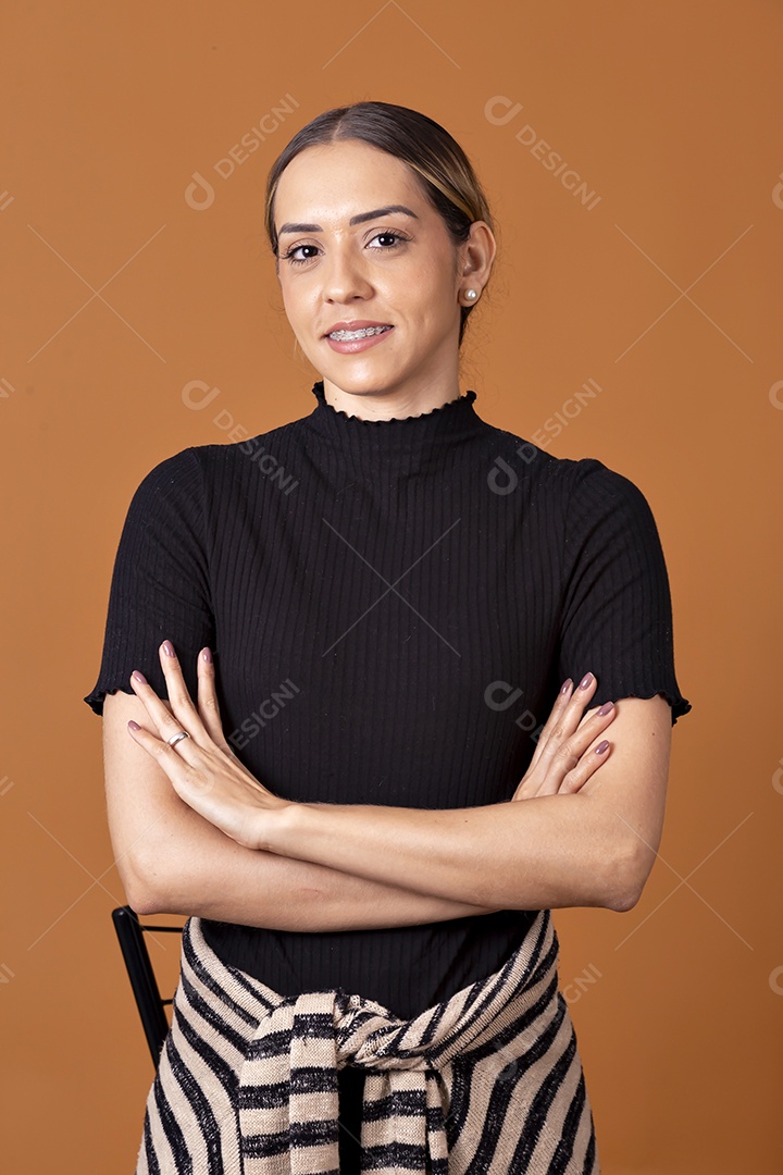 Uma mulher bonita loira sobre fundo marrom claro