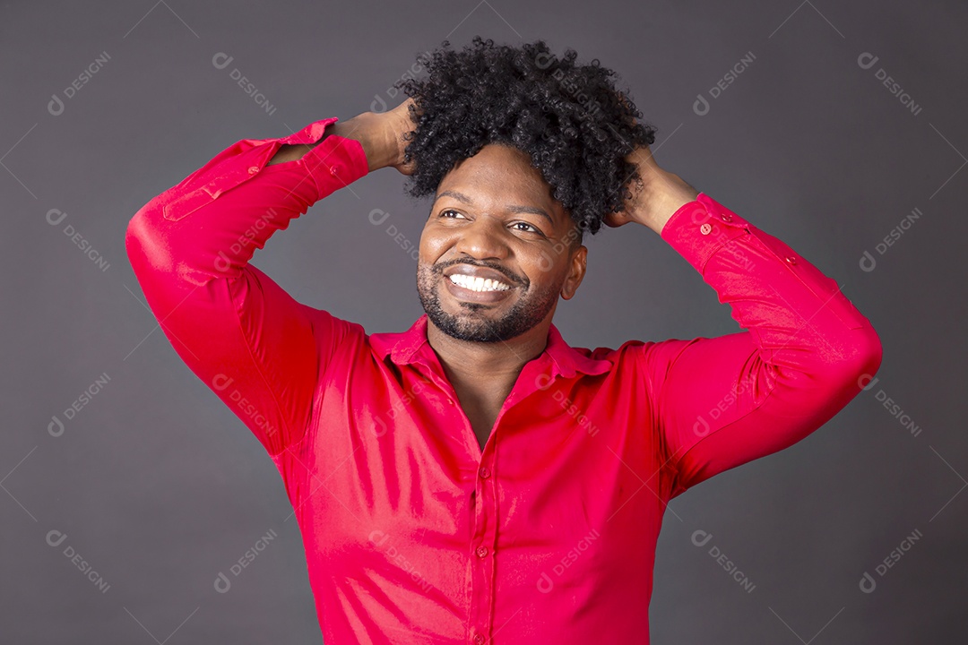 Homem de camiseta vermelha pegando em cabelos