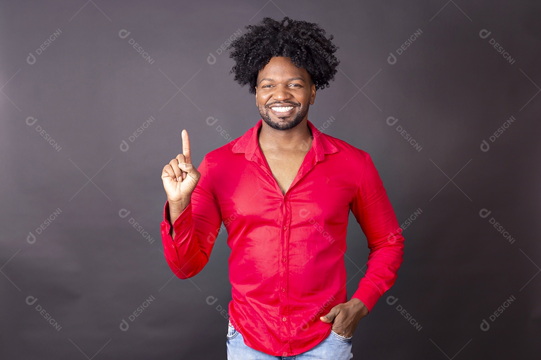 Homem negro sorrindo apontando para cima