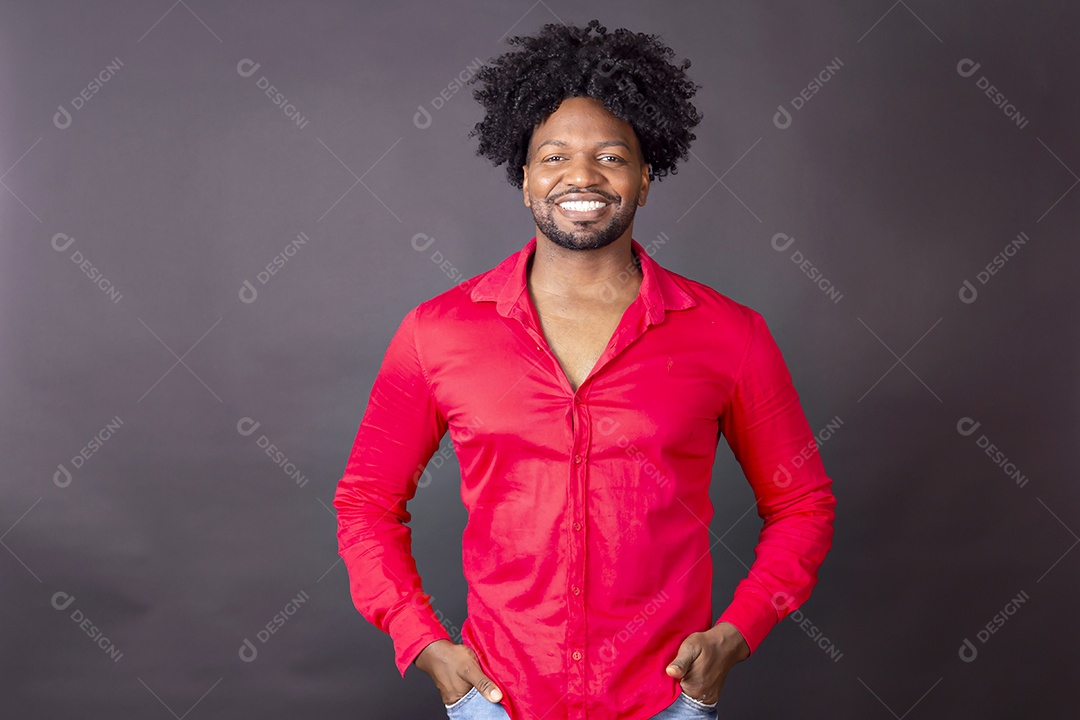 Homem sorrindo feliz