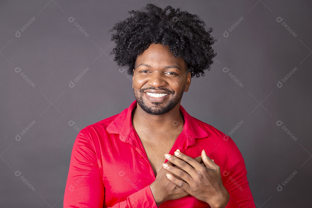Um homem sorrindo com mão no peito