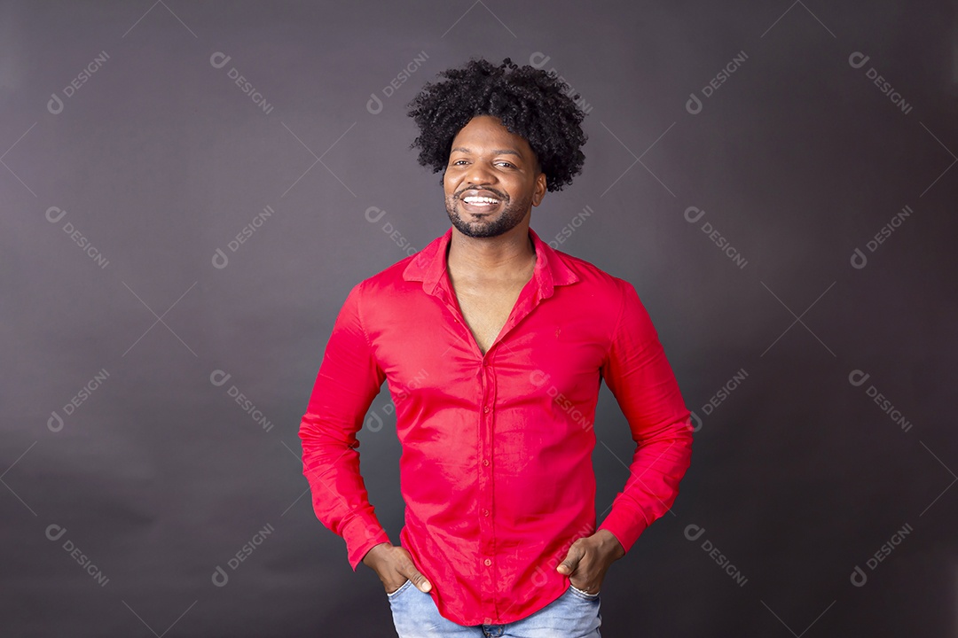 Homem moreno de cabelo cacheado