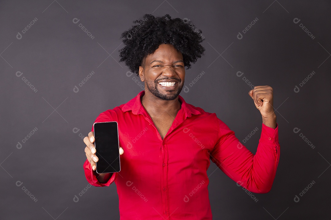 Homem sorridente feliz com celular na mão
