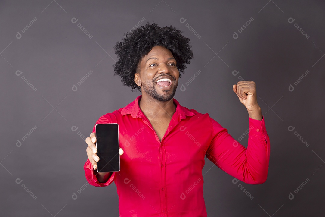 Homem muito feliz com telefone nas mãos comemorando sobre fundo claro