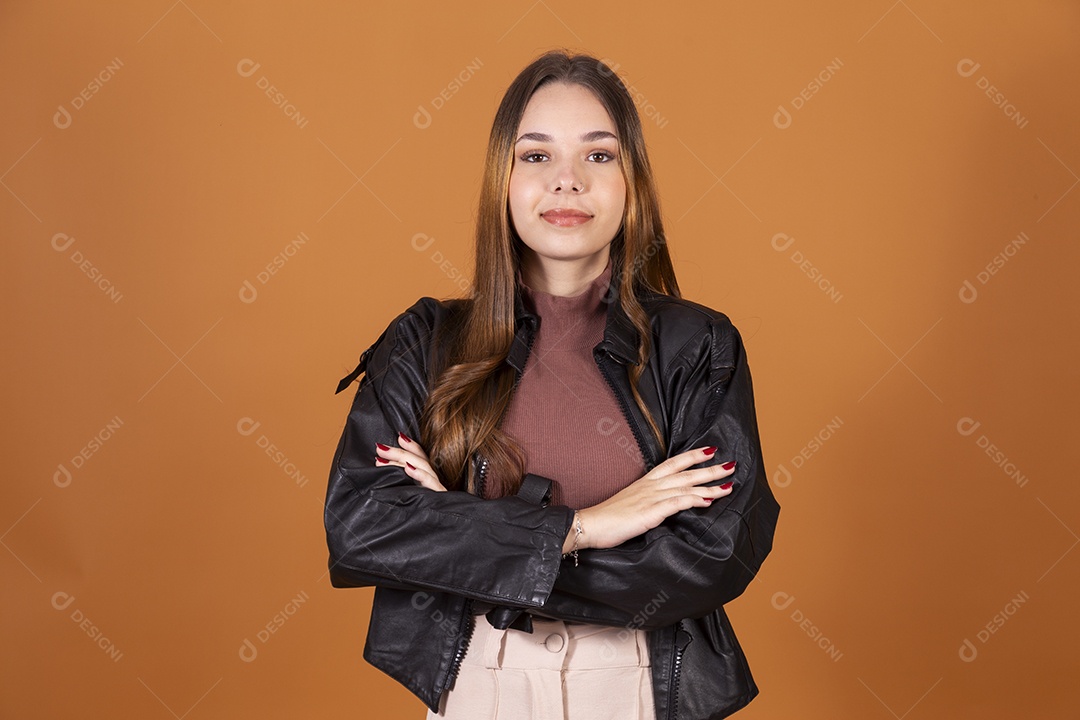 Uma linda jovem usando jaqueta preta de braços cruzados