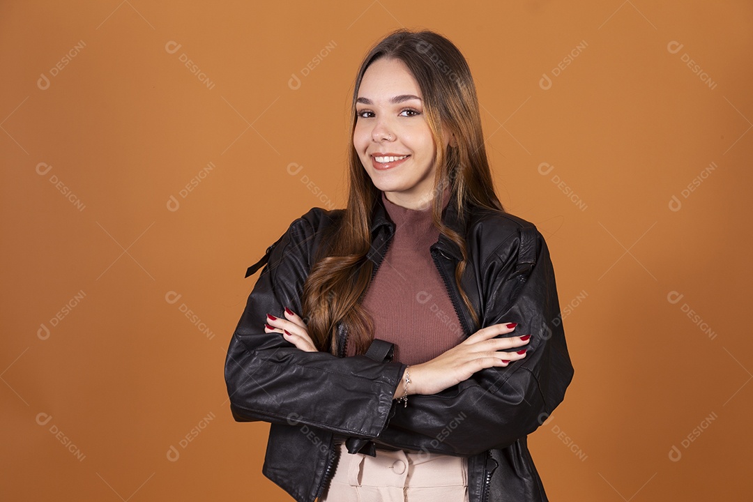 Jovem garota linda de cabelos claros de braços cruzados