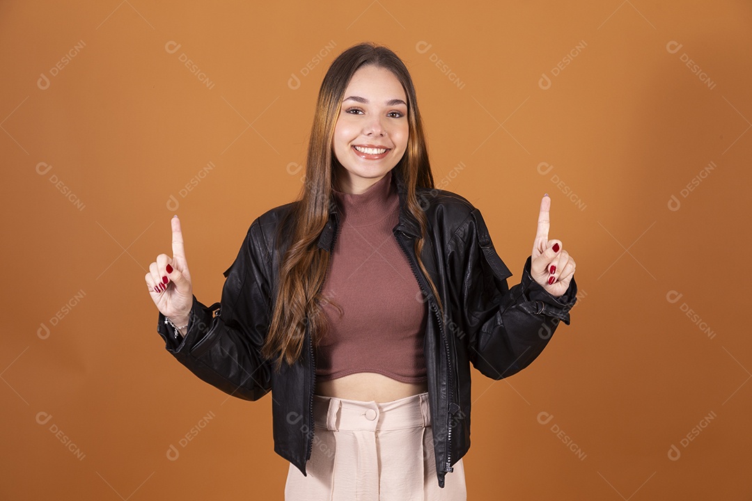 Uma linda jovem de cabelos claros com jaqueta