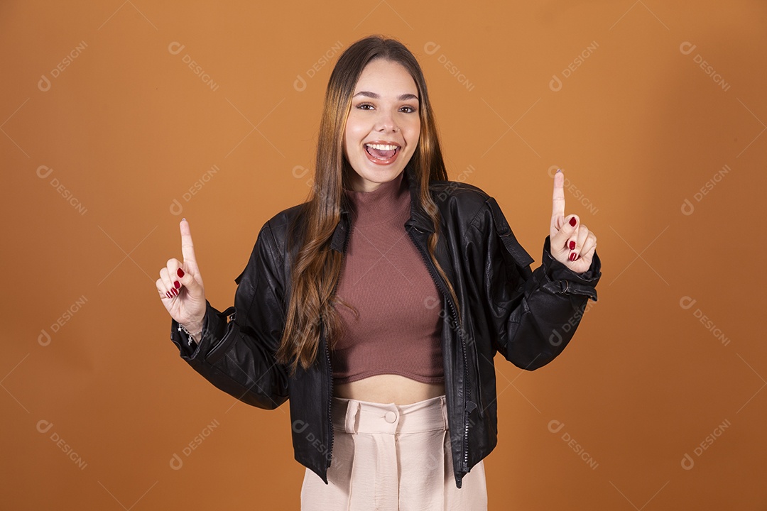 Uma linda jovem usando jaqueta preta apontando dedo pra cima