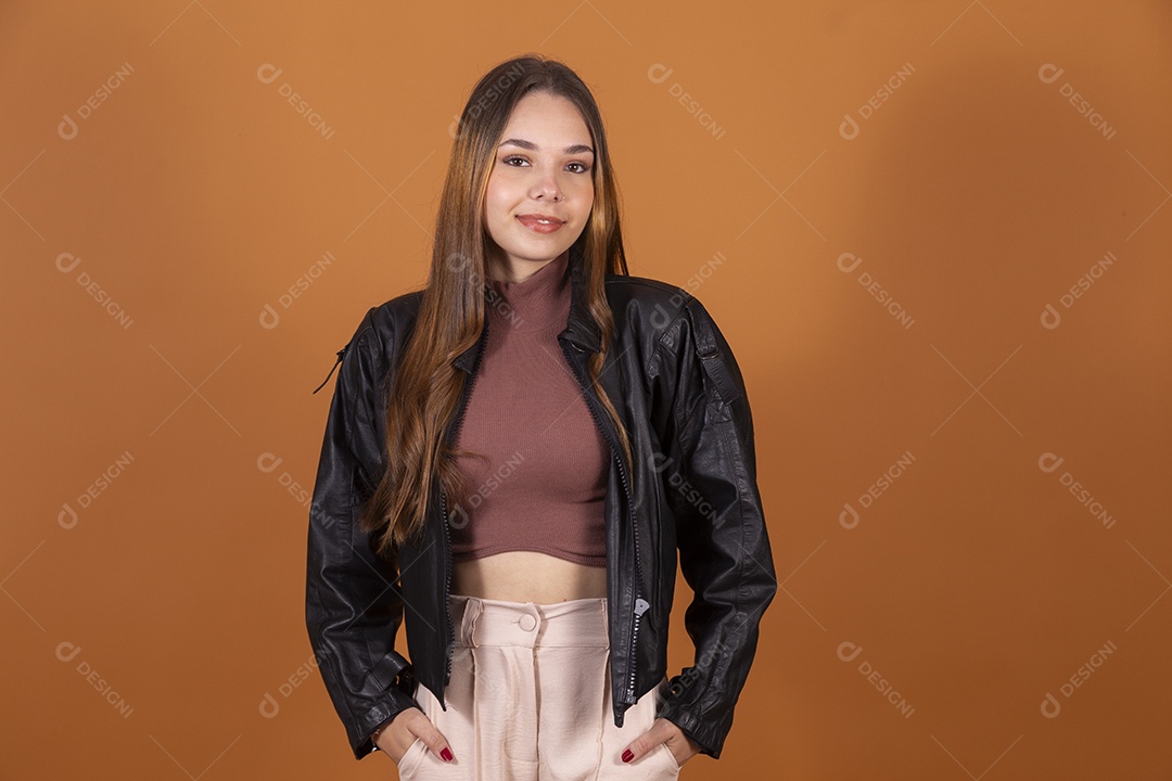 Uma linda jovem de cabelos claros com jaqueta