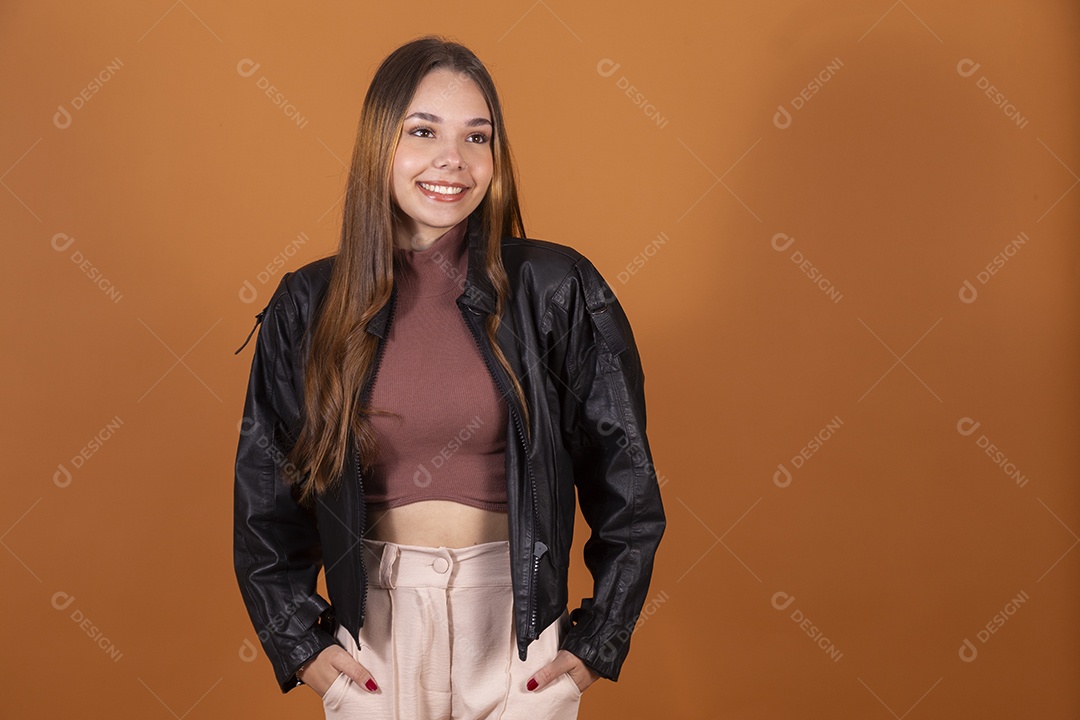 Uma jovem linda sorrindo de fundo claro