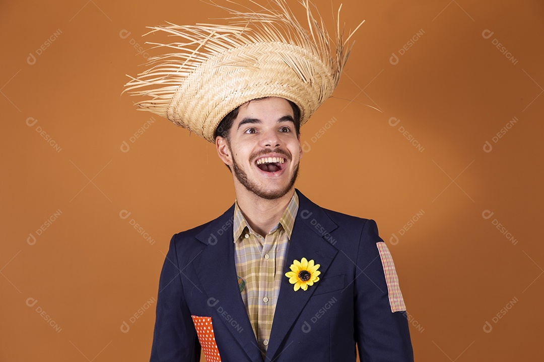 Jovem rapaz vestido a caráter para festa junina