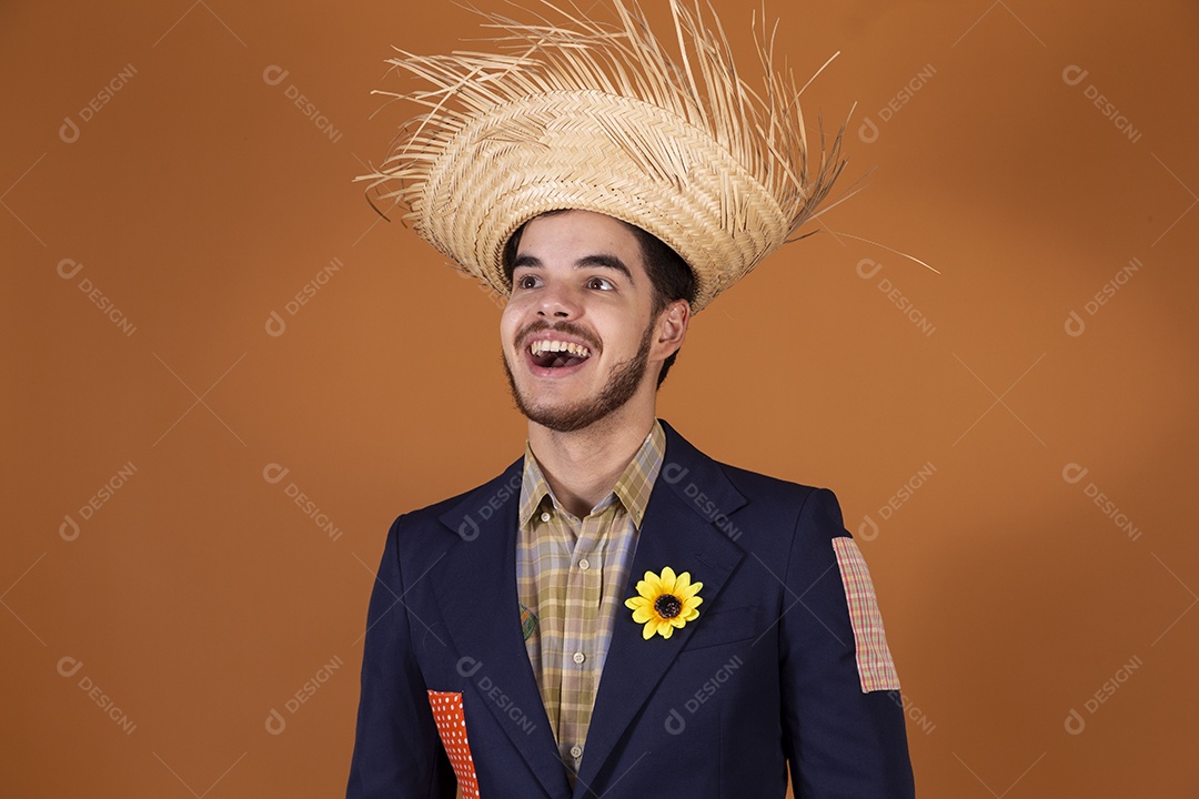 Jovem rapaz vestido a caráter para festa junina