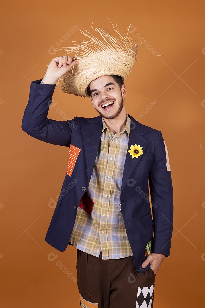 Jovem rapaz vestido a caráter para festa junina