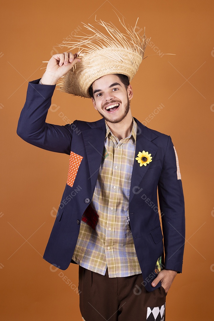 Jovem rapaz vestido a caráter para festa junina