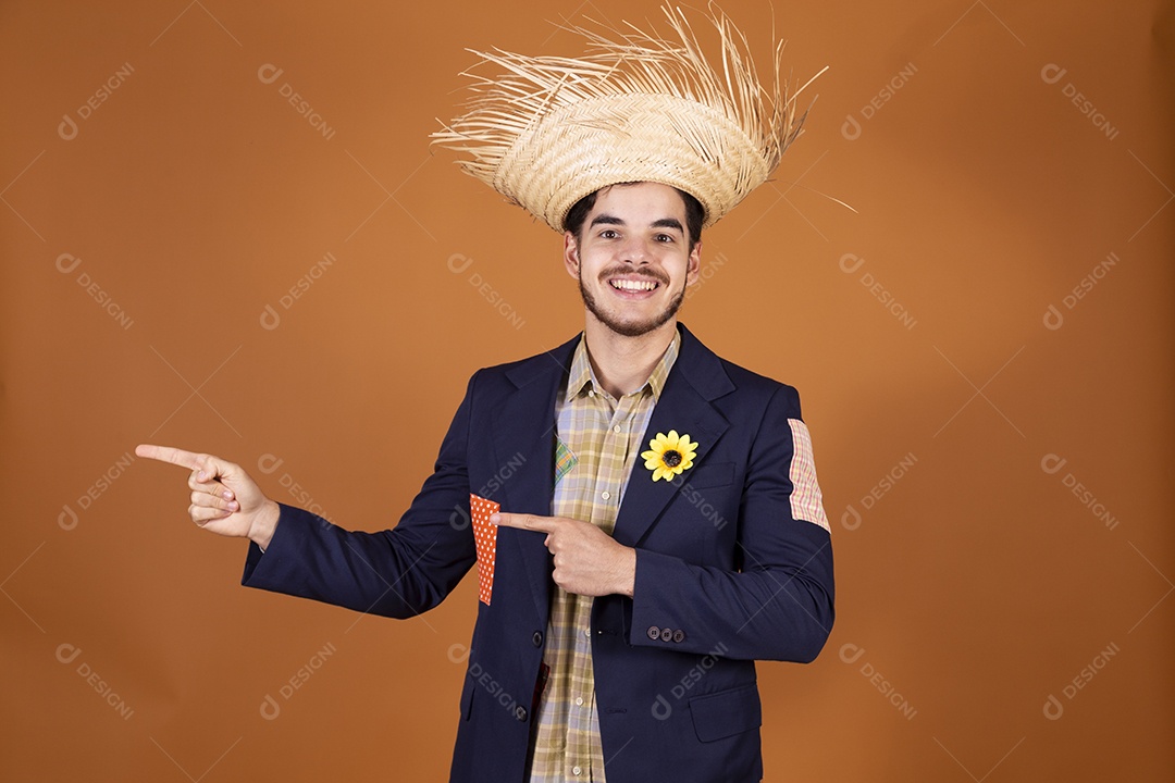 Jovem rapaz vestido a caráter para festa junina