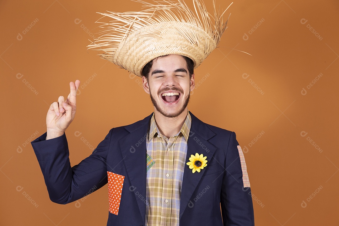 Jovem rapaz vestido a caráter para festa junina