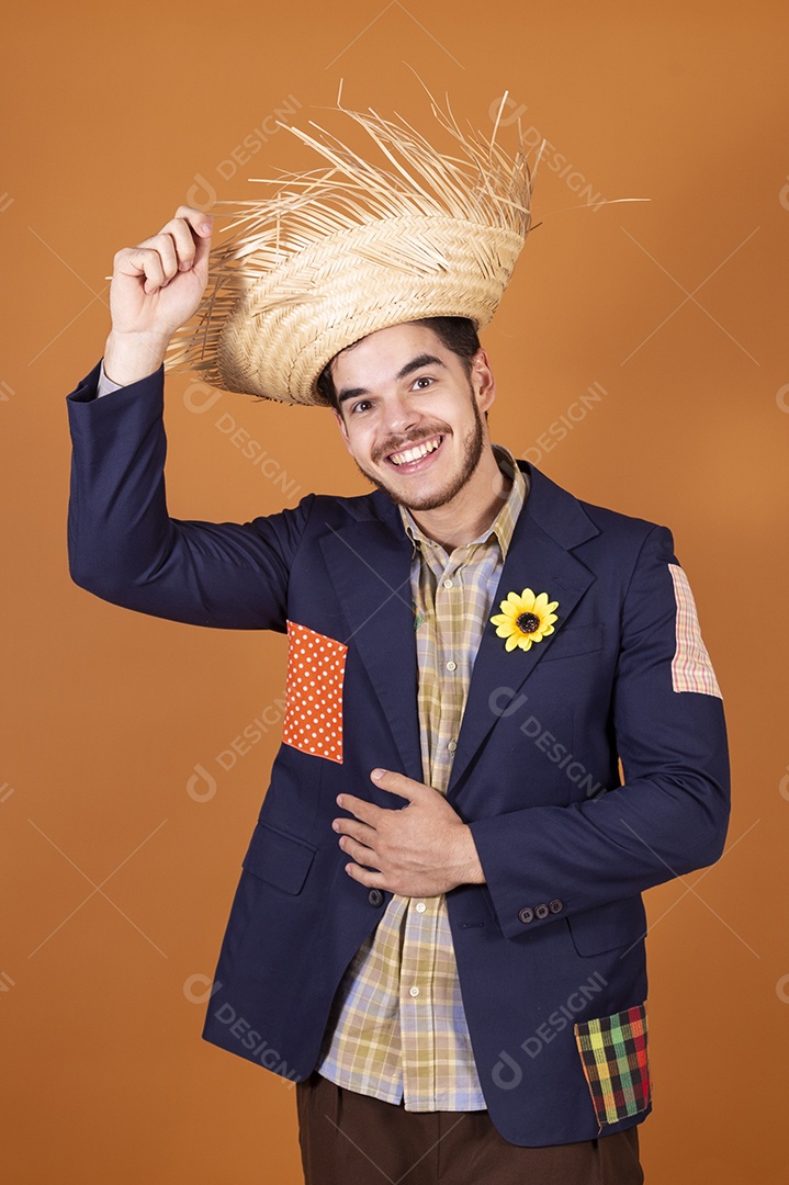 Jovem rapaz vestido a caráter para festa junina