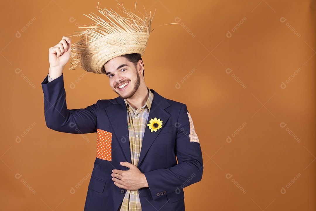 Jovem rapaz vestido a caráter para festa junina