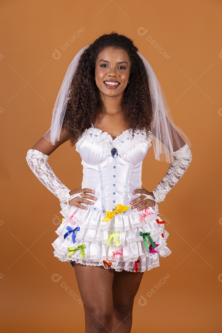 Noiva de quadrilha junina linda sobre fundo marrom claro