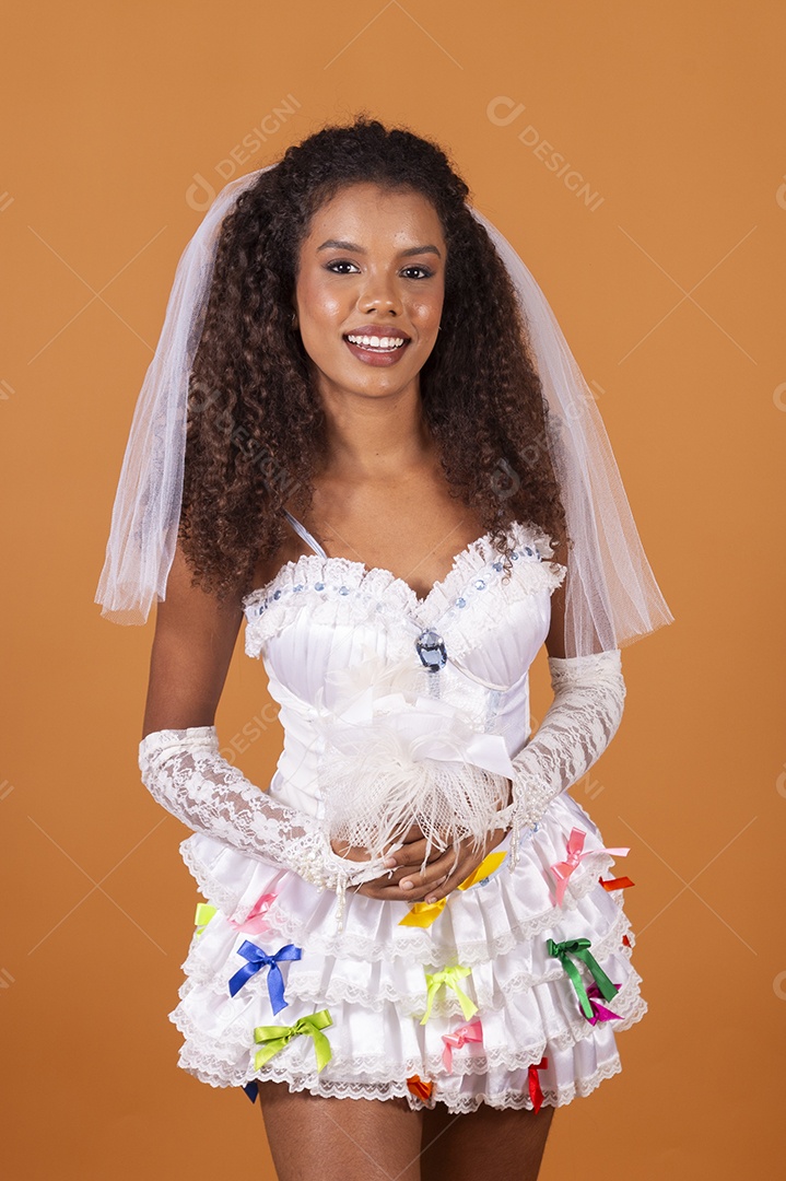 Morena jovem sorrindo e vestida de noiva para festa junina
