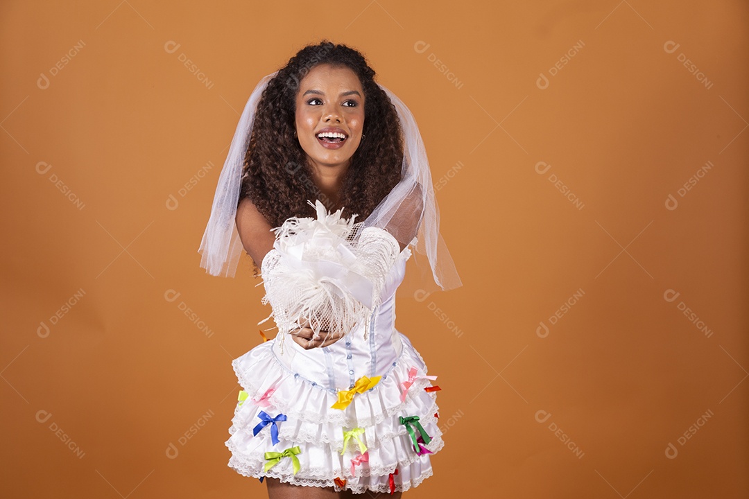 Jovem vestida de noiva para quadrilha junina