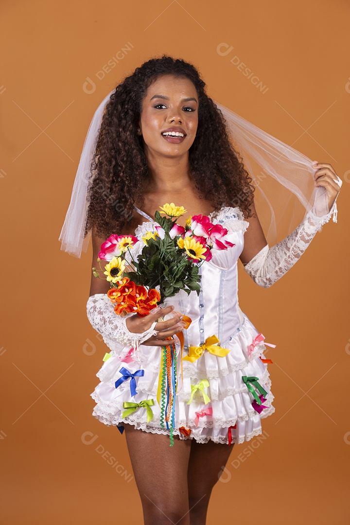 Jovem morena vestida de noiva para festa junina