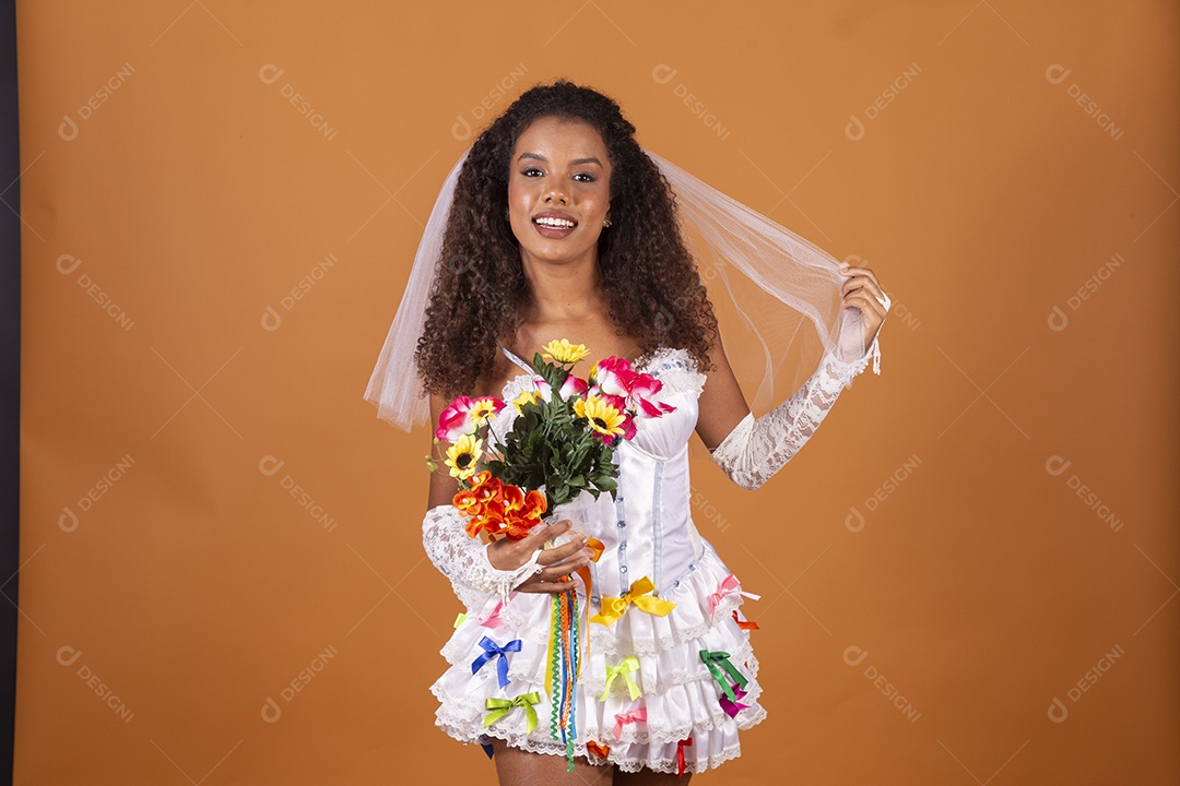 Jovem morena vestida de noiva para festa junina