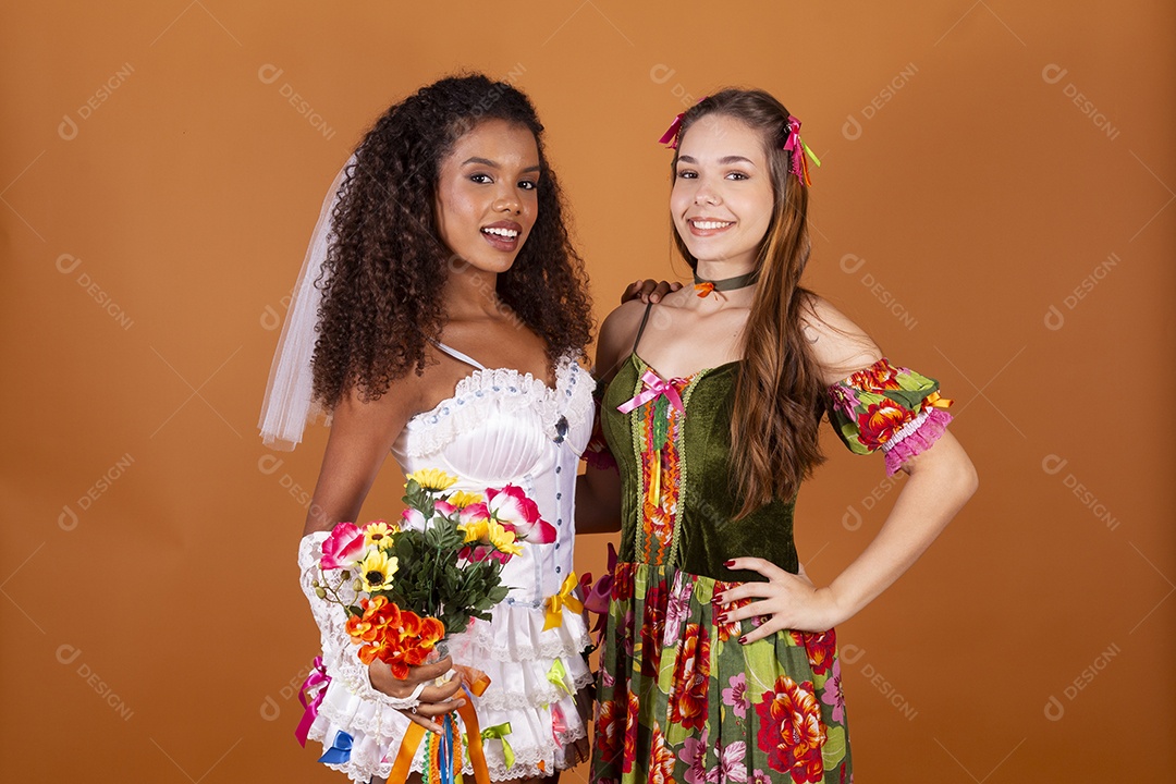 Duas jovem bonitas trajadas para festa junina