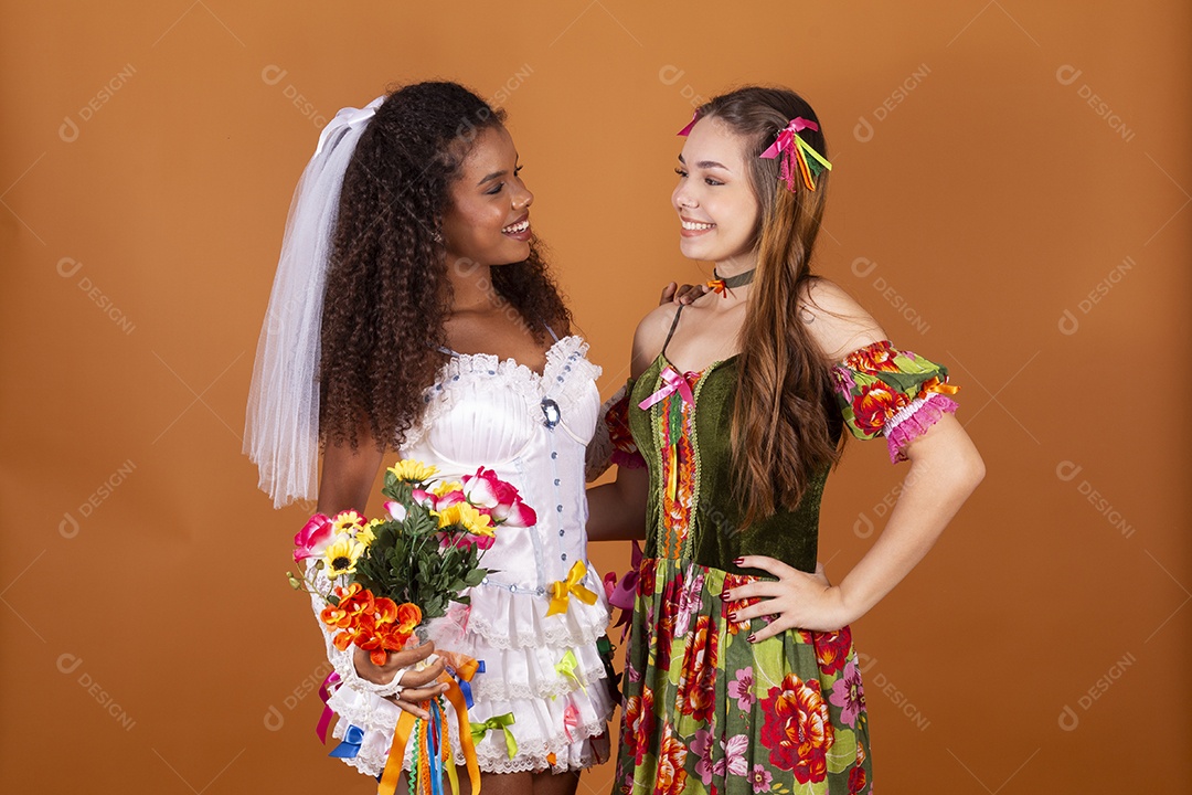 Duas jovem bonitas trajadas para festa junina