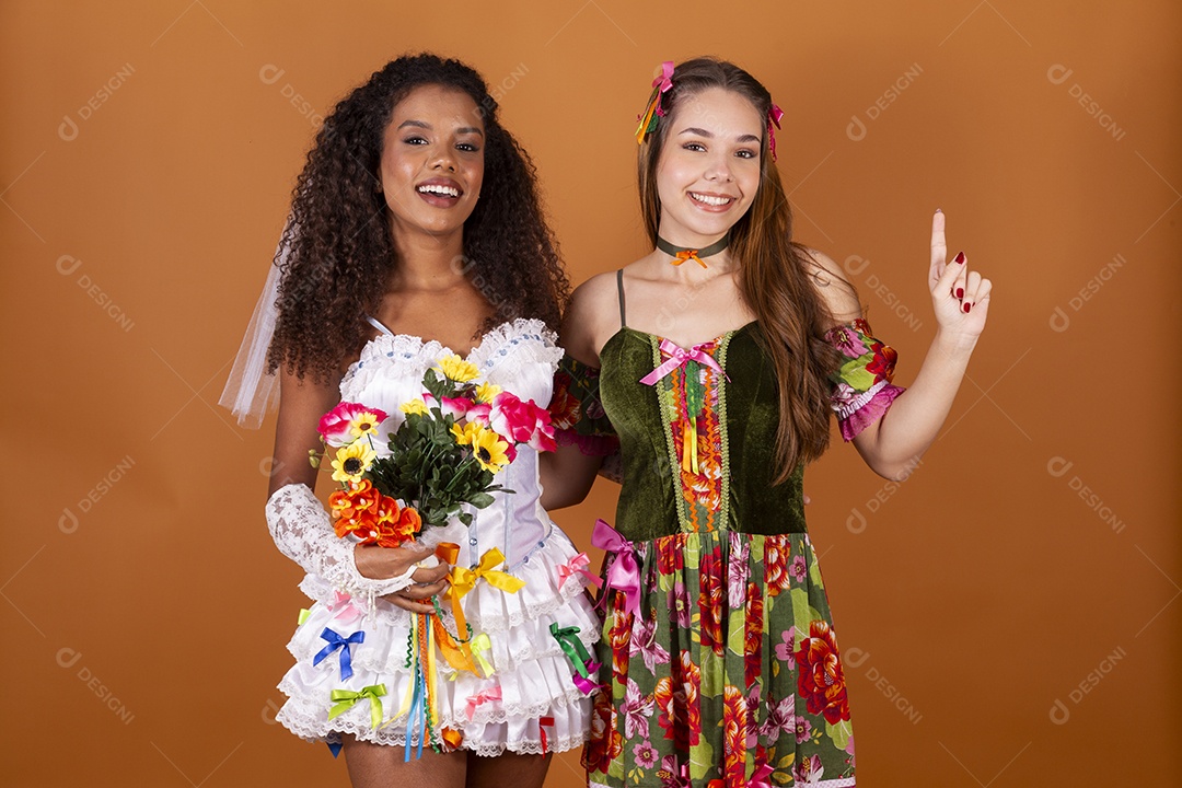 Duas jovem bonitas trajadas para festa junina