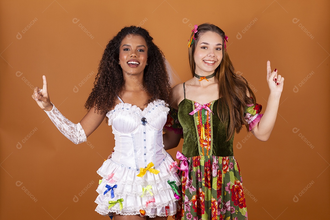 Duas jovens trajadas para festa junina