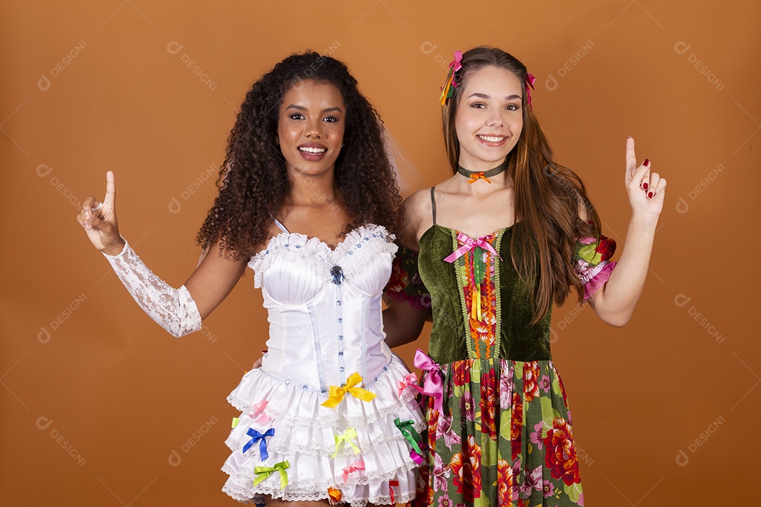 Duas jovem bonitas trajadas para festa junina