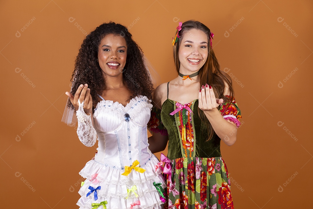 Duas jovem bonitas trajadas para festa junina