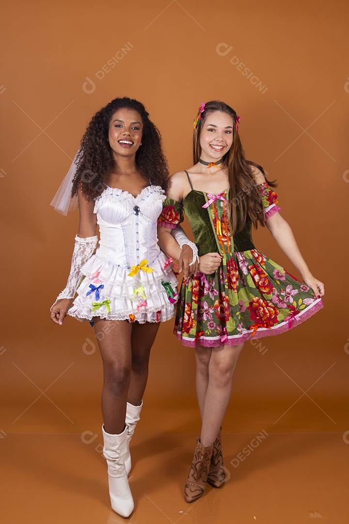 Duas jovem trajadas para festa junina