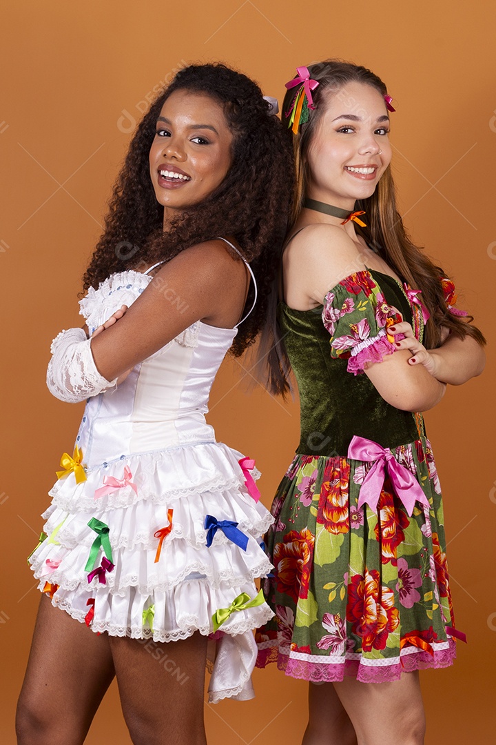 Duas jovem vestidas para festa junina
