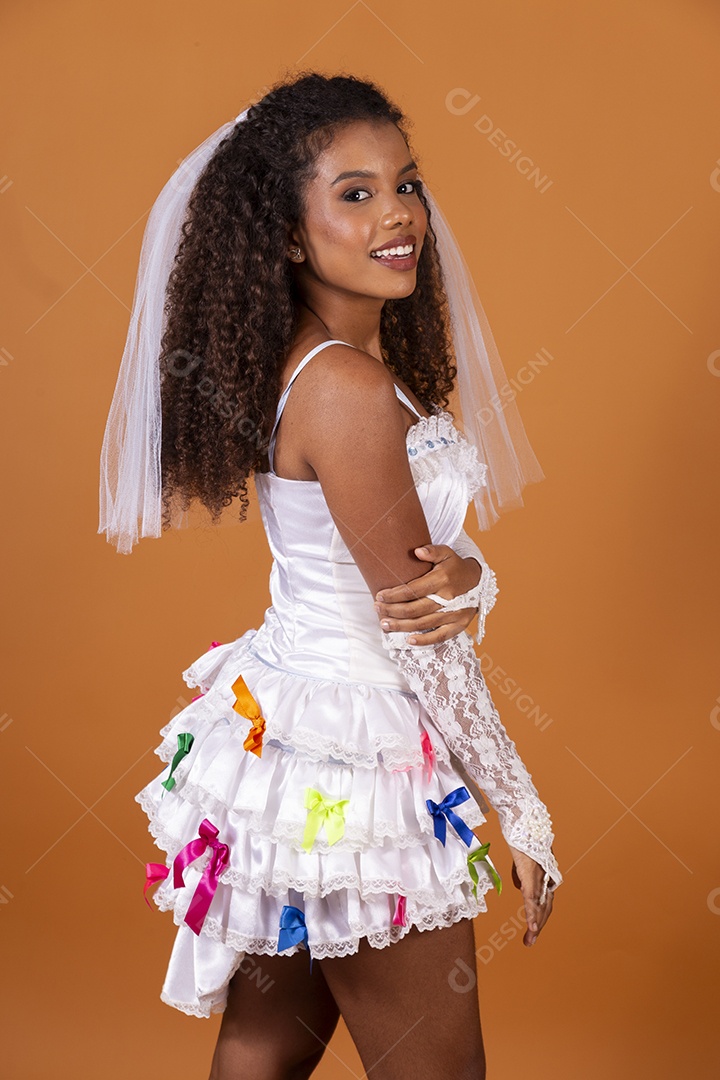 Linda morena vestida de noiva para festa junina