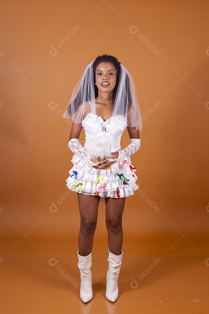 Jovem morena linda vestida de noiva para festa junina