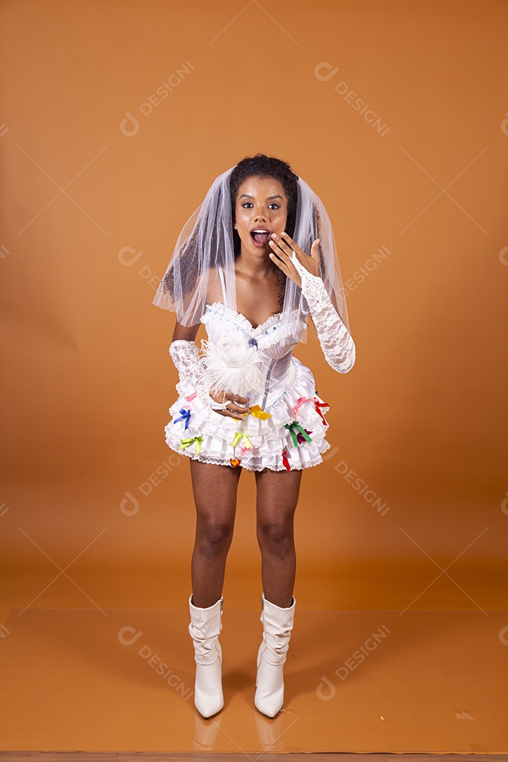 Jovem vestida de noiva para quadrilha junina