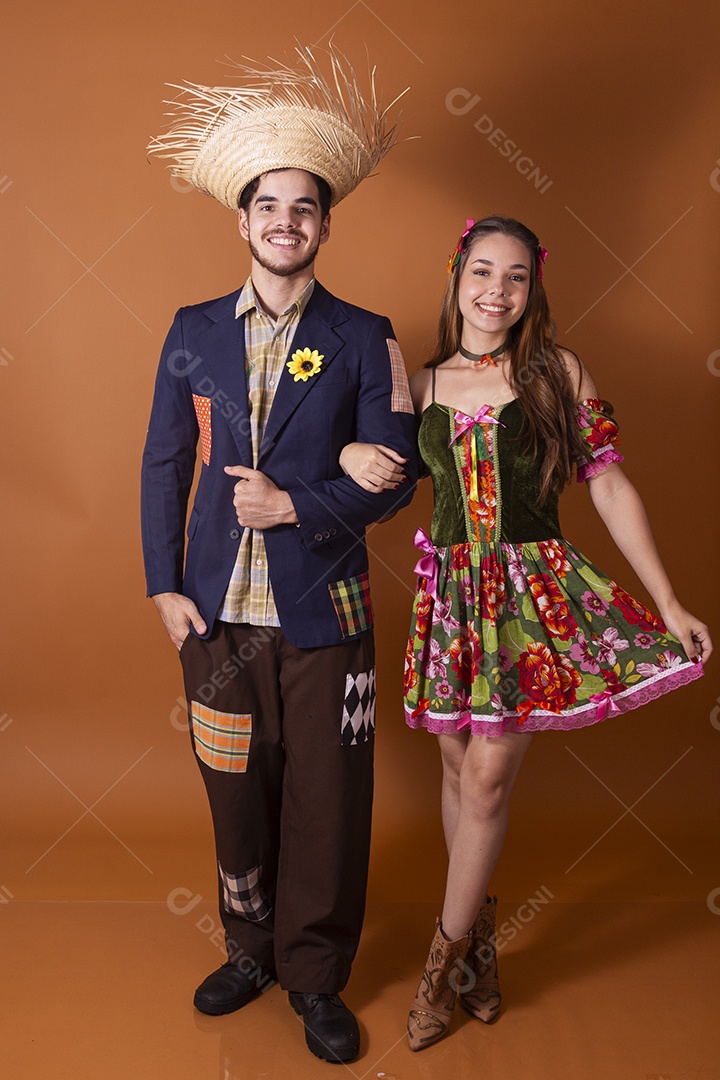 Casal trajado para festa junina