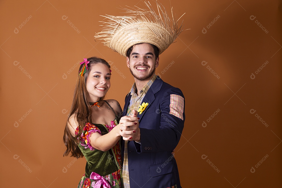 Casal trajado para festa junina