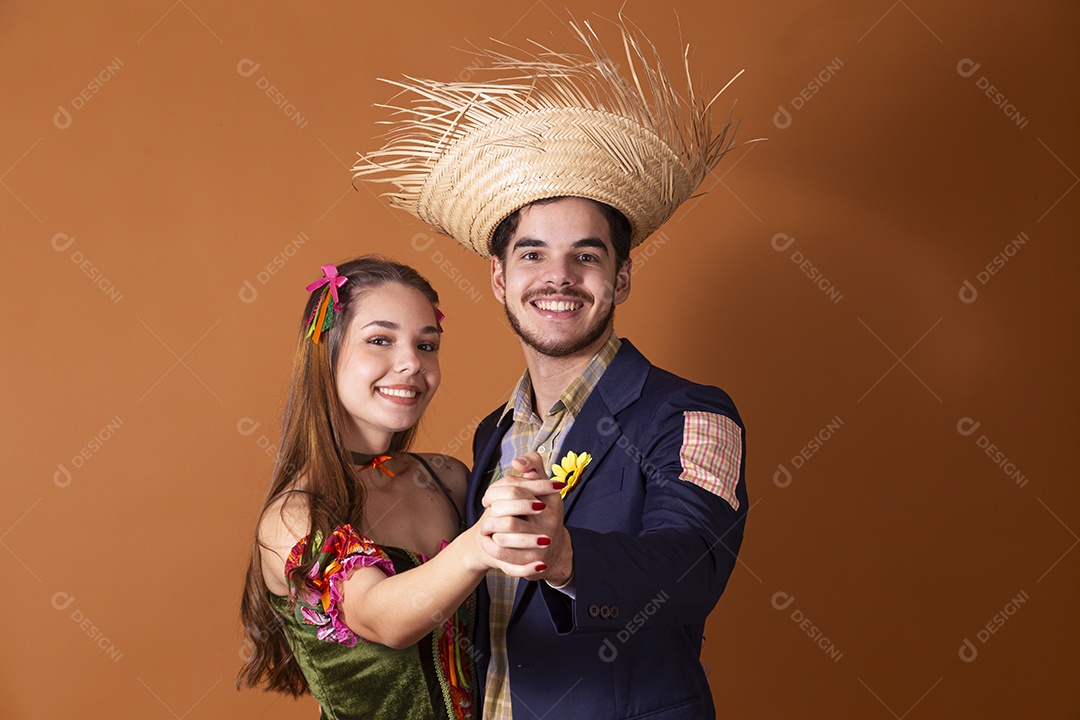 Casal trajado para festa junina