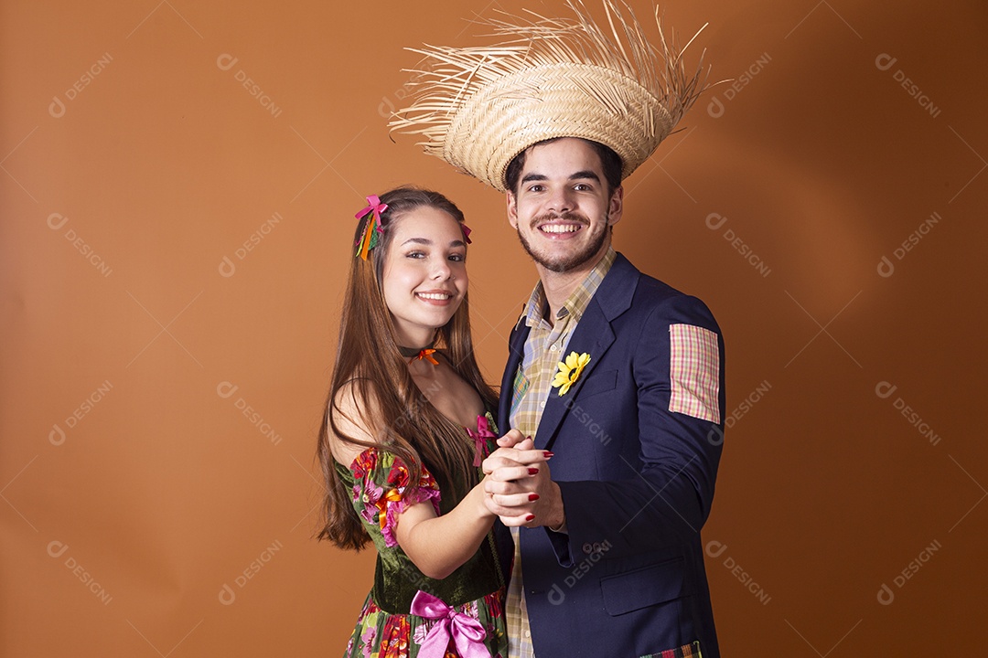 Casal trajado para festa junina