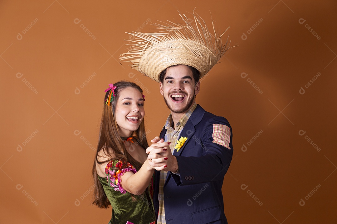 Casal trajado para festa junina
