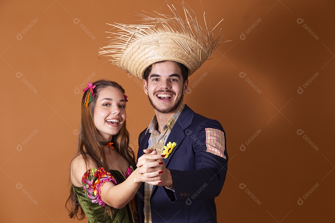 Casal trajado para festa junina