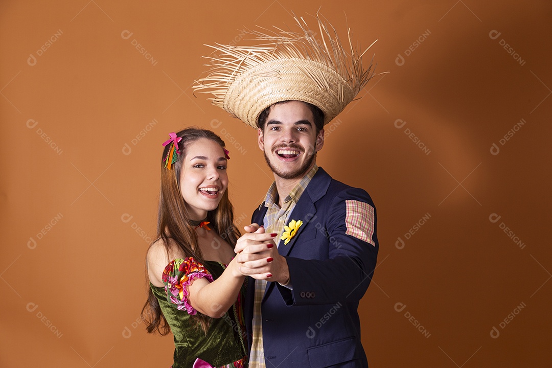 Um casal feliz com trajes junino