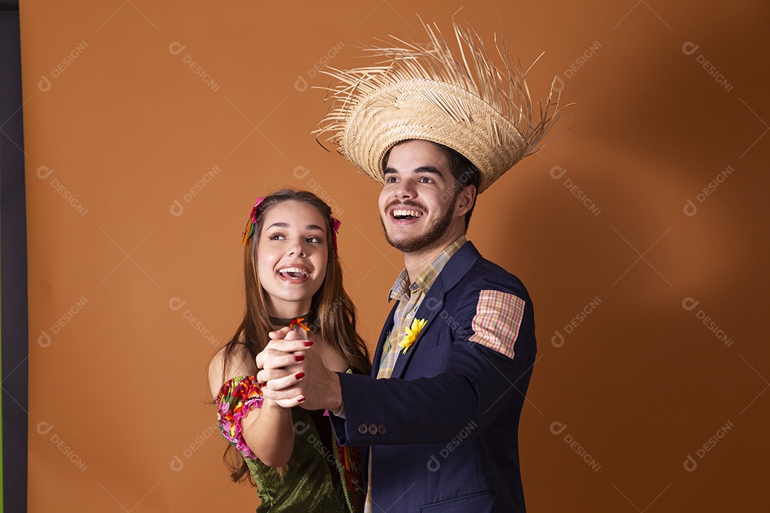 Um lindo casal trajado para festa junina